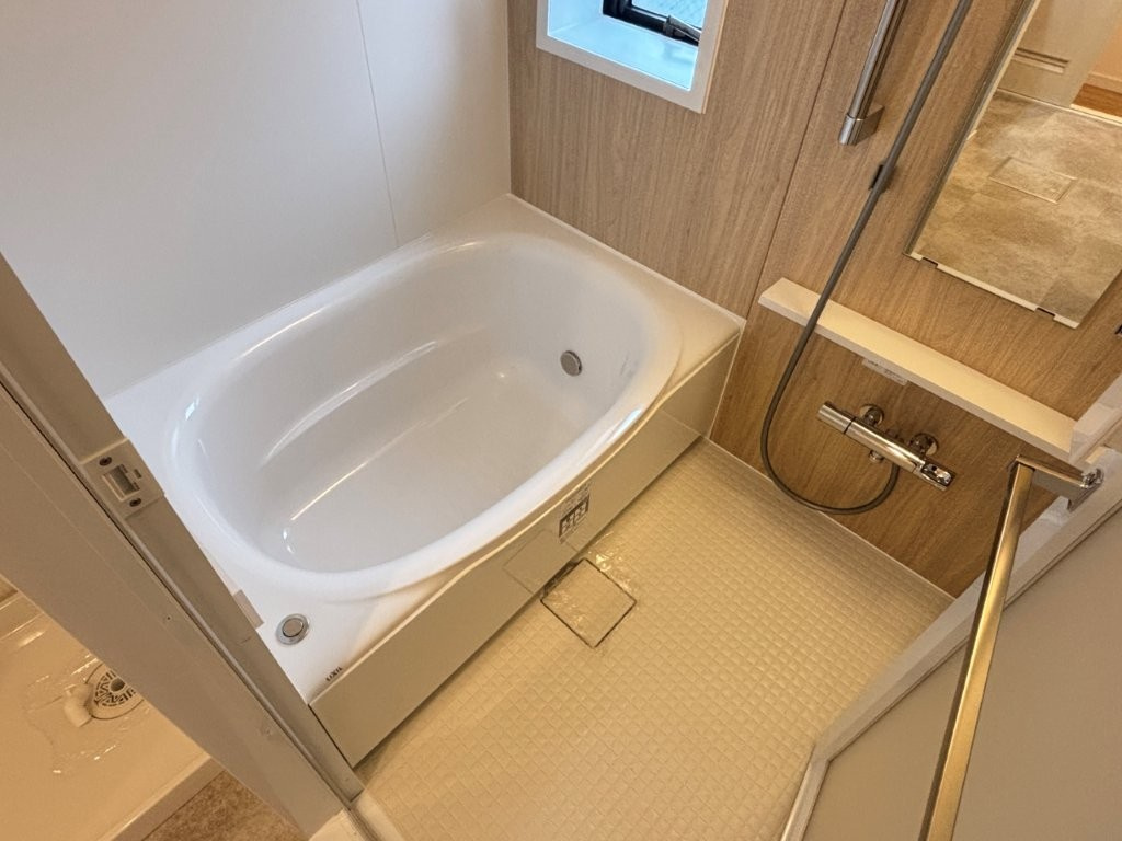 アピエス三郷の浴室|落ち着いた空間のお風呂です