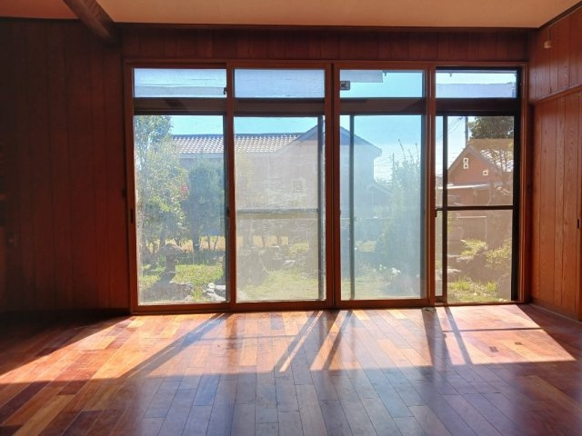 乙川北側町一丁目戸建の居間・リビング|こちらの居間で趣味の時間をお楽しみください