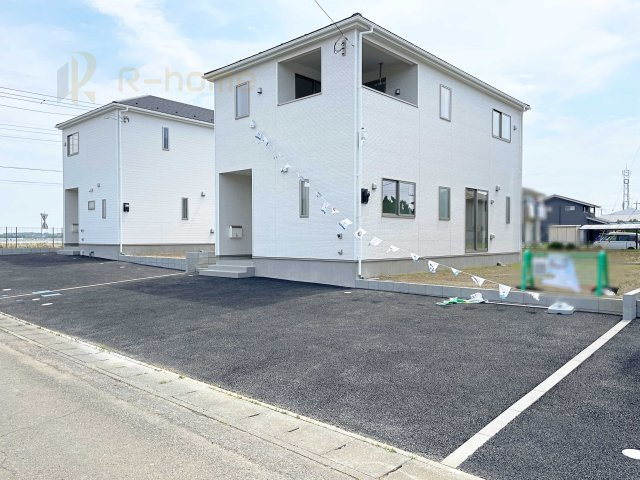 取手市紫水第3　新築戸建て　2号棟の駐車場|カースペースは3台完備。ゲスト用のスペースも確保できますね♪