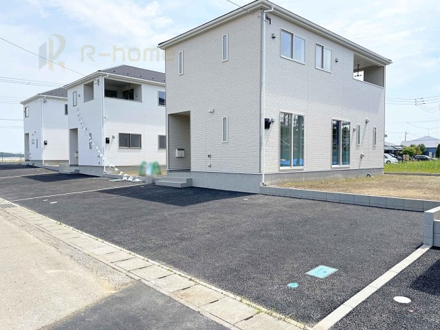 取手市紫水第3　新築戸建て　3号棟の駐車場|カースペースは3台完備。ゲスト用のスペースも確保できますね♪