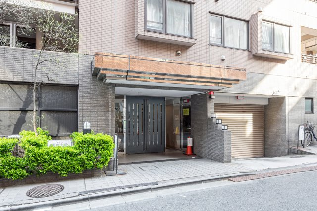 ウィン麻布十番ハラビルのエントランス