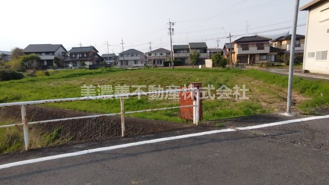 ６５２３６　瑞穂市本田土地の前面道路含む現地写真