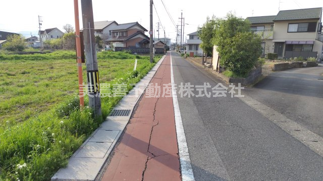 ６５２３６　瑞穂市本田土地の前面道路含む現地写真