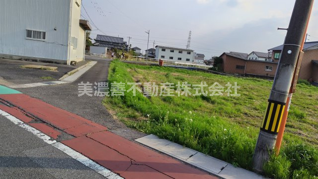 ６５２３６　瑞穂市本田土地の前面道路含む現地写真