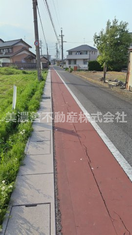 ６５２３６　瑞穂市本田土地の前面道路含む現地写真