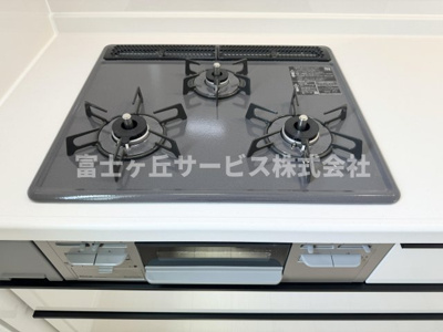 【その他】 | 島田市金谷根岸町 新築一戸建て D号棟 | 3口コンロがあります