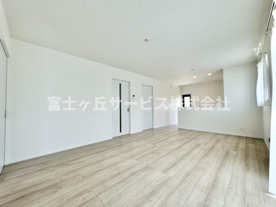 【居間・リビング】 | 島田市金谷根岸町 新築一戸建て D号棟 | リビングダイニングです