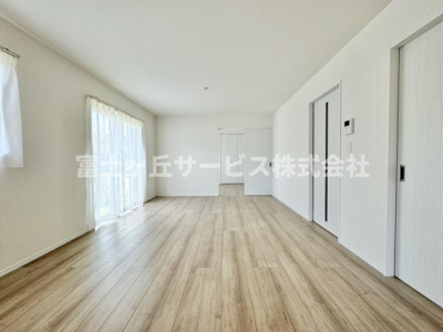 【居間・リビング】 | 島田市金谷根岸町 新築一戸建て D号棟 | リビングです