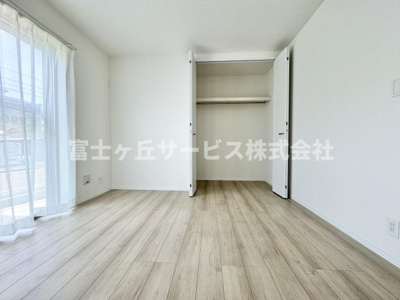 【洋室】 | 島田市金谷根岸町 新築一戸建て D号棟 | リビングの奥にある洋室です