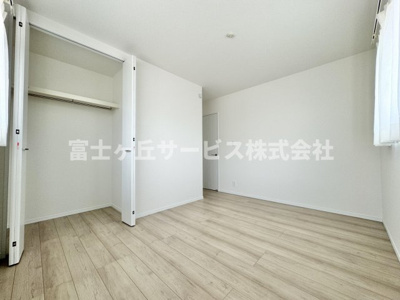 【洋室】 | 島田市金谷根岸町 新築一戸建て D号棟 | 収納もある洋室です