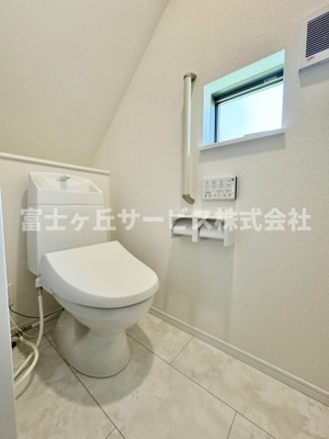 【トイレ】 | 島田市金谷根岸町 新築一戸建て D号棟 | 1Fトイレです
2Fにも同タイプのトイレがあります
