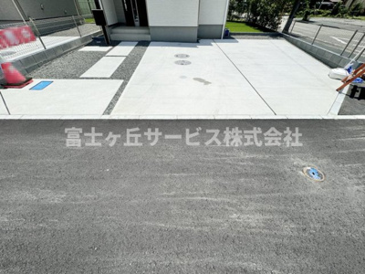 【駐車場】 | 島田市金谷根岸町 新築一戸建て D号棟 | 車種により3台駐車可能です