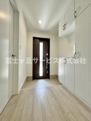 【玄関】 | 島田市金谷根岸町 新築一戸建て D号棟 | 収納もある玄関です