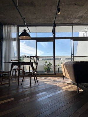 【居間・リビング】 | しみずサンパレスマンション | 天井までの窓で明るいお部屋です