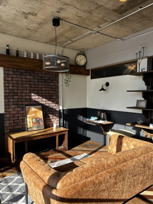 【居間・リビング】 | しみずサンパレスマンション | レンガでアクセントをつけた壁