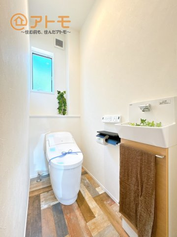 【トイレ】 | 沼津市岡一色　分譲住宅　全1棟 | 窓があり換気もすぐにできる、清潔感のあるトイレです♪