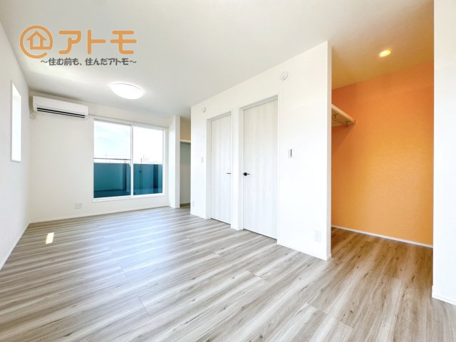 【寝室】 | 沼津市岡一色　分譲住宅　全1棟 | 各居室に収納がついているので、部屋の中をすっきり見せることができますね！