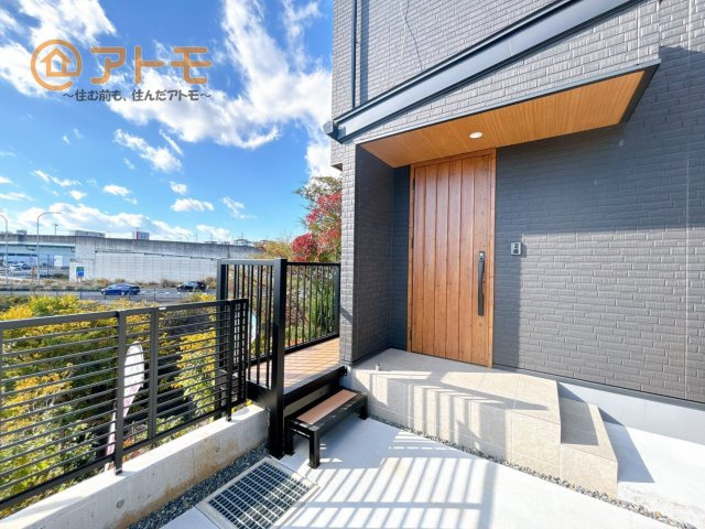 【玄関】 | 沼津市岡一色　分譲住宅　全1棟 | 落ち着いた色合いの玄関はダブルロックで防犯性に優れた仕様になっています♪