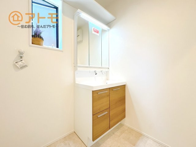 【独立洗面台】 | 沼津市岡一色　分譲住宅　全1棟 | 洗面所って朝に混み合いませんか？広々とした脱衣所、３面鏡の独立洗面台で朝の時間を少しお手伝い♪