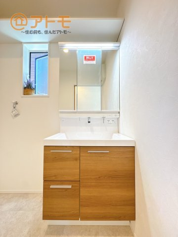 【独立洗面台】 | 沼津市岡一色　分譲住宅　全1棟 | 収納豊富な３面鏡の洗面化粧台は使い勝手良好♪