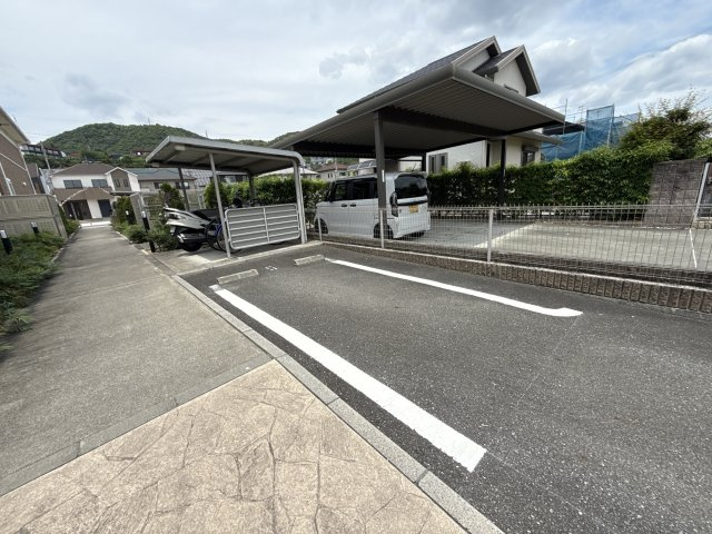 グレイシャス　ハイム　Ｂ棟の駐車場