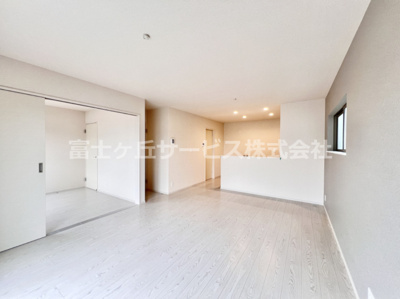 【居間・リビング】 | 富士市比奈 9期 新築一戸建て | 16.5帖のリビングダイニングです