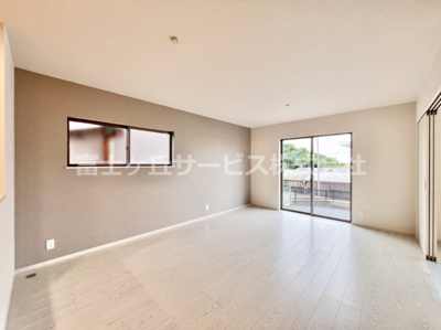 【居間・リビング】 | 富士市比奈 9期 新築一戸建て | 使いやすい居間です