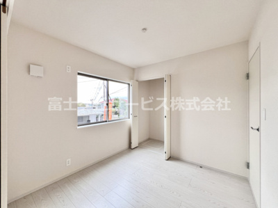 【洋室】 | 富士市比奈 9期 新築一戸建て | リビング横の4.5帖の洋室です