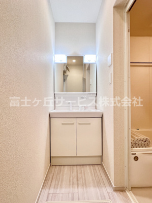 【独立洗面台】 | 富士市比奈 9期 新築一戸建て | 独立洗面台、小物を置くことができて便利です