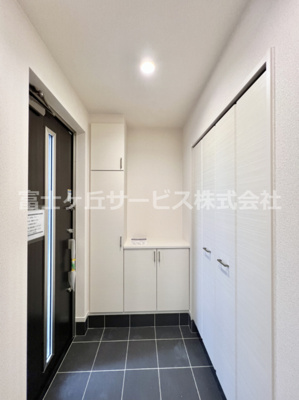 【玄関】 | 富士市比奈 9期 新築一戸建て | きれいな玄関です