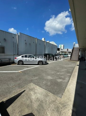 ベルシャイン内原の駐車場