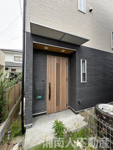 寒川町岡田４丁目１７－７戸建ての玄関|明るい玄関です