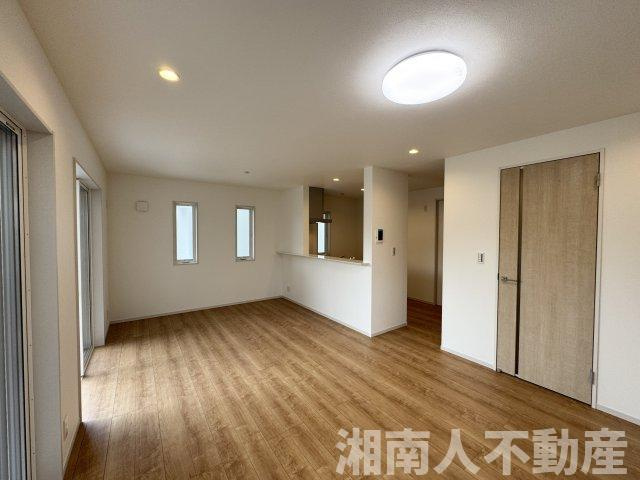 寒川町岡田７丁目２８２６番２７新築戸建の居間・リビング|こちらのリビングで趣味の時間をお楽しみください