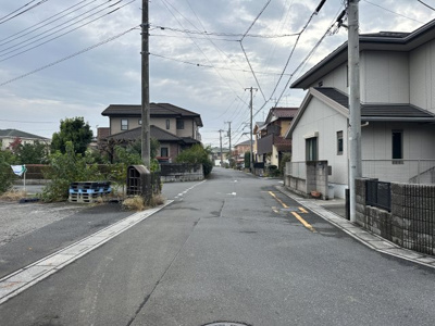 【前面道路含む現地写真】 | 【伊奈町中央第1期　現地外観】
※令和6年11月時点