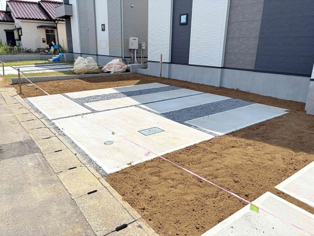 龍ケ崎市野原町4期　新築戸建て　1号棟の駐車場|カースペースは3台完備。ゲスト用のスペースも確保できますね♪