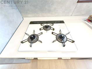 多数の調理器具を同時に使用でき、料理の効率化が可能。省エネで節約になり、様々な料理スタイルに適応できます。また、火力調整が独立しており、手入れや掃除もしやすく、今よりもっとお料理が楽しくなるかも。