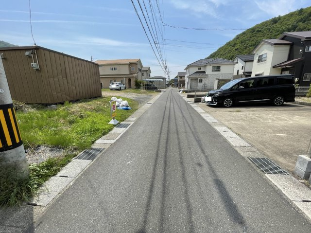 ６５３１３　岐阜市岩崎土地の前面道路含む現地写真