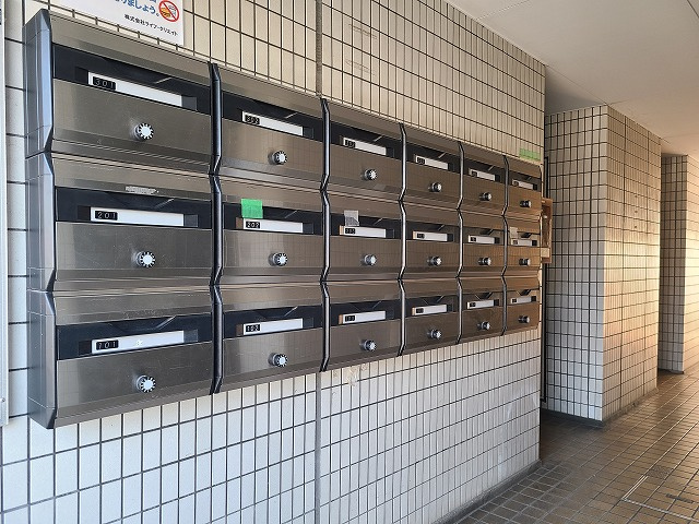 グランパール川口のロビー|★１階・共用ロビーに各戸の集合ポストを設置しています。★