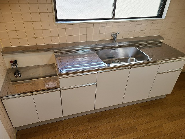 グランパール川口のキッチン|★玄関にシューズボックスを設置しています。★