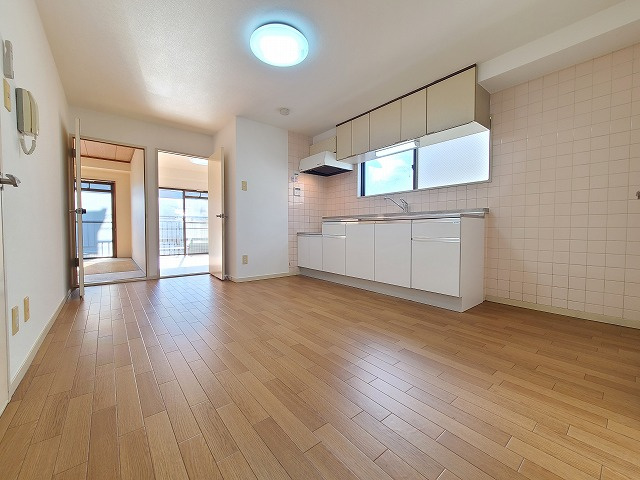 グランパール川口の居間・リビング|★広々９．５帖のリビングダイニングの画像です★