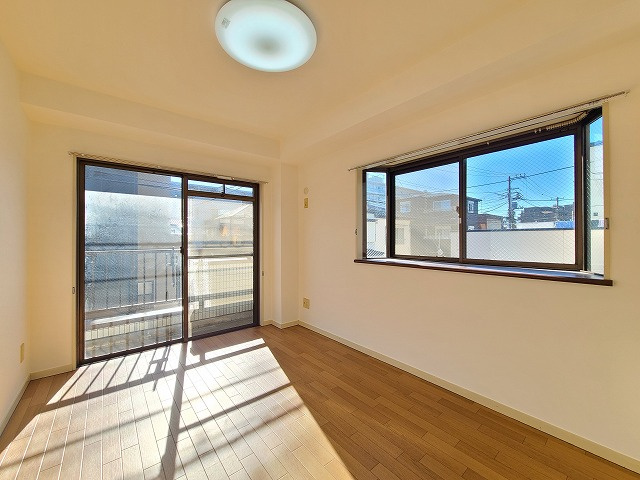 グランパール川口の居間・リビング|★明るい日差しが入る角部屋２面採光の洋室６帖です。★