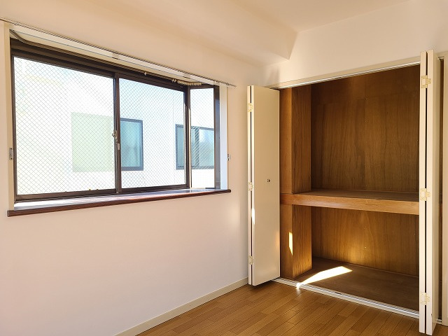 グランパール川口の収納|★南側・洋室６帖の収納画像です。★