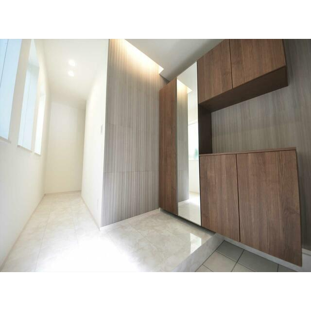 目黒区上目黒　完成新築戸建A号棟の玄関