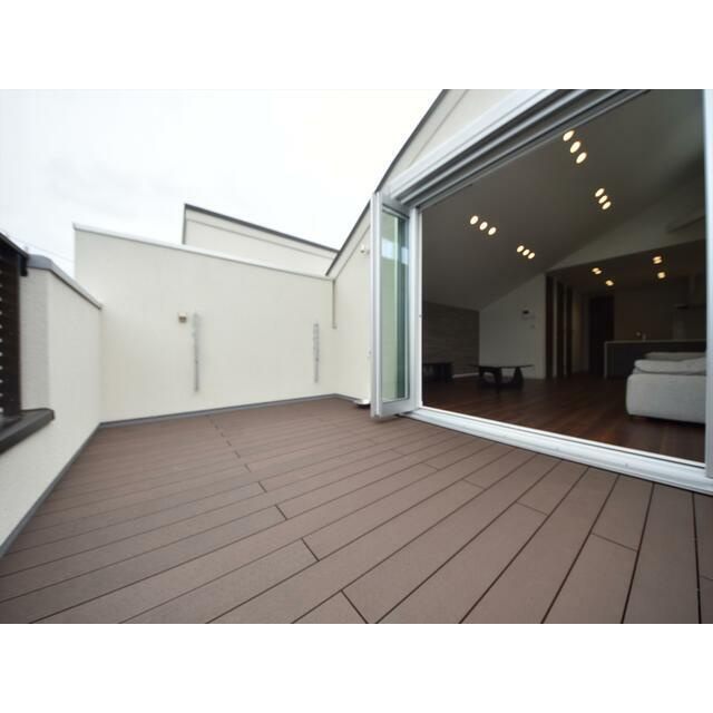 目黒区上目黒　完成新築戸建A号棟のバルコニー|ウッドデッキ