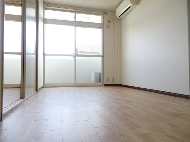 ロイヤルハイツ・廣瀬100の洋室