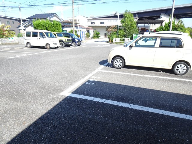 ロイヤルハイツ・廣瀬100の駐車場