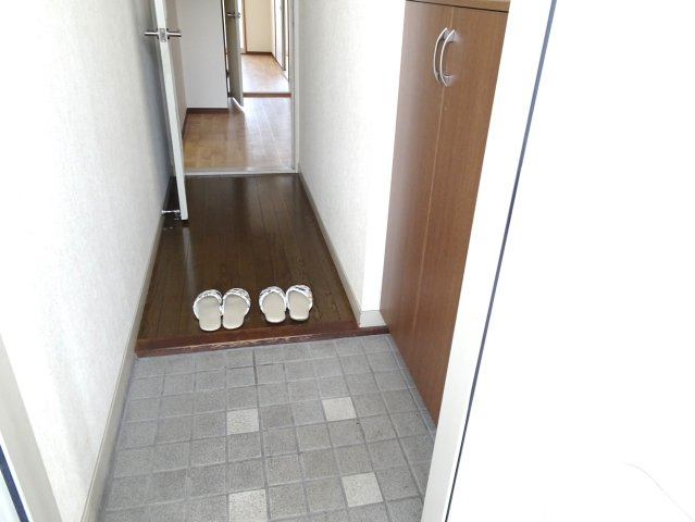ロイヤルハイツ・廣瀬100の玄関