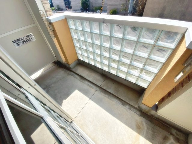 ＣＡＳＡ　ＢＩＡＮＣＡのバルコニー|外からの目が気にならないバルコニーで洗濯物が干せます