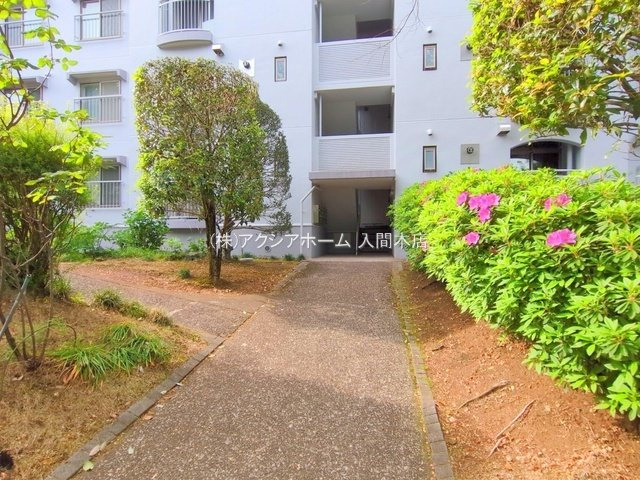 西武狭山グリーンヒル7号棟のエントランス