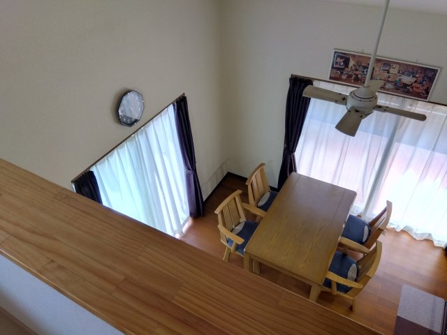 売中古戸建　沼津市北今沢の内装|吹抜けがあるので広々として開放感があります。天井が高くなるのでが広く感じます。